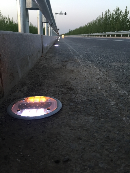 会车预警路边缘轨迹灯安装傍晚效果.JPG